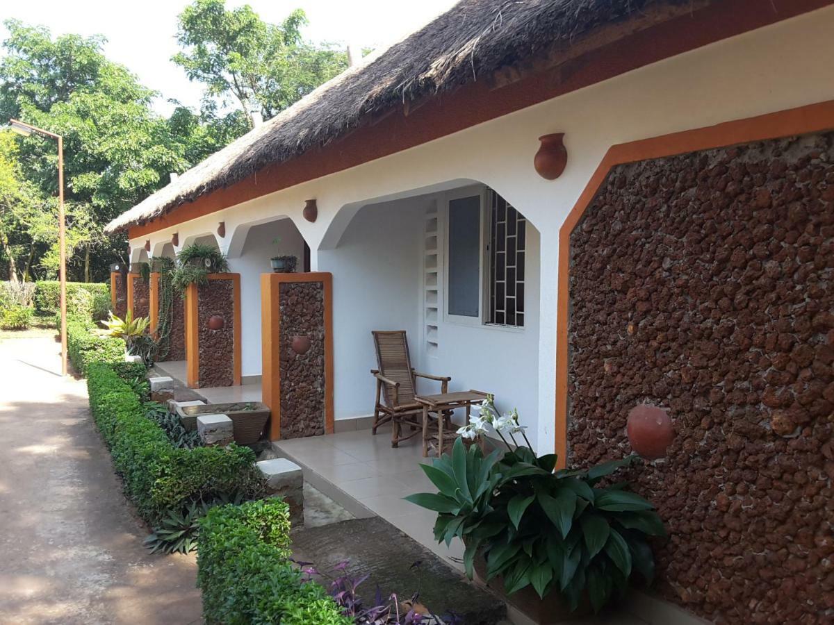 Lira Brownstone Country Home المظهر الخارجي الصورة