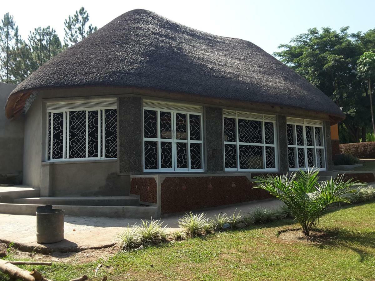 Lira Brownstone Country Home المظهر الخارجي الصورة